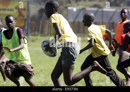 Kampala, Ouganda. October 18th, 2014. Les enfants ougandais défavorisés prennent le temps de jouer au rugby. Bon nombre des jeunes qui habitent dans les bidonvilles ont bénéficié dans l'éducation grâce au financement par des expatriés qui aiment le sport. Credit : Samson Opus/Alamy Live News Banque D'Images