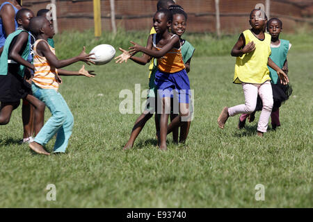 Kampala, Ouganda. October 18th, 2014. Les enfants ougandais défavorisés prennent le temps de jouer au rugby. Bon nombre des jeunes qui habitent dans les bidonvilles ont bénéficié dans l'éducation grâce au financement par des expatriés qui aiment le sport. Credit : Samson Opus/Alamy Live News Banque D'Images