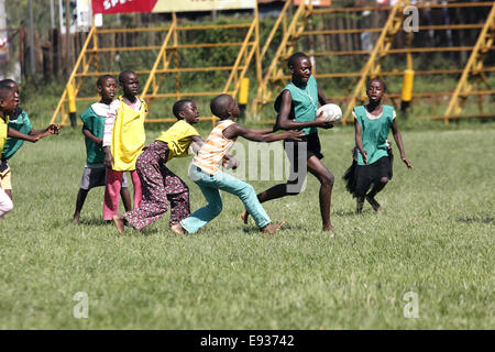 Kampala, Ouganda. October 18th, 2014. Les enfants ougandais défavorisés prennent le temps de jouer au rugby. Bon nombre des jeunes qui habitent dans les bidonvilles ont bénéficié dans l'éducation grâce au financement par des expatriés qui aiment le sport. Credit : Samson Opus/Alamy Live News Banque D'Images