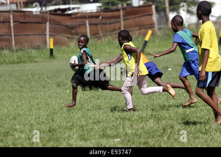 Kampala, Ouganda. October 18th, 2014. Les enfants ougandais défavorisés prennent le temps de jouer au rugby. Bon nombre des jeunes qui habitent dans les bidonvilles ont bénéficié dans l'éducation grâce au financement par des expatriés qui aiment le sport. Credit : Samson Opus/Alamy Live News Banque D'Images