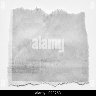 Morceau de papier déchiré sur fond uni Banque D'Images