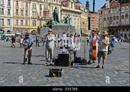 Un jazz band 5 pièces hôtesse passant sur la place de la vieille ville de Prague, République tchèque. Banque D'Images