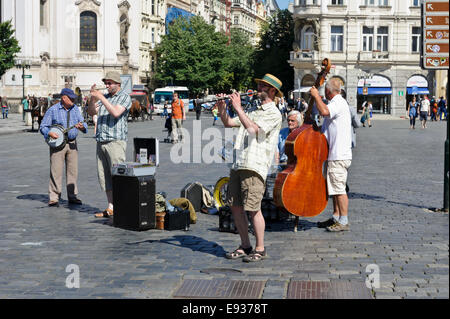 Un jazz band 5 pièces hôtesse passant sur la place de la vieille ville de Prague, République tchèque. Banque D'Images