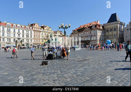 Un jazz band 5 pièces hôtesse passant sur la place de la vieille ville de Prague, République tchèque. Banque D'Images