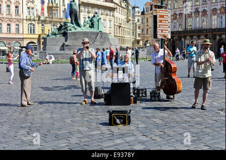 Un jazz band 5 pièces hôtesse passant sur la place de la vieille ville de Prague, République tchèque. Banque D'Images