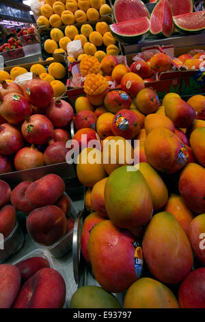 Stand de fruits dans le marché de la boqueria de Barcelone, Catalogne, Espagne Banque D'Images