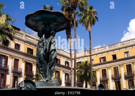 Fontaine des trois Grâces de la Plaça Reial (Place Royale) à Barcelone, sapin a été créé en 1878 par Antoni Rovira i Trias. Banque D'Images