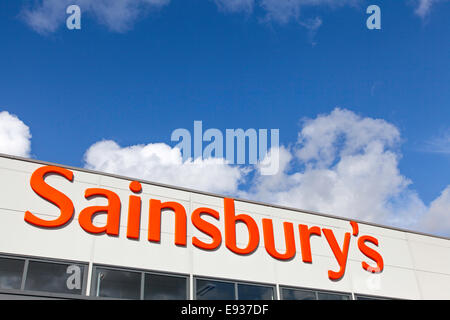 Sainsbury's store logo contre un ciel bleu, England, UK Banque D'Images