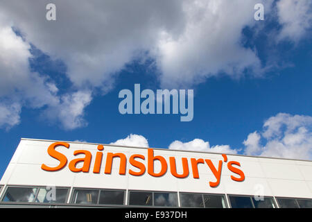 Sainsbury's store logo contre un ciel bleu, England, UK Banque D'Images