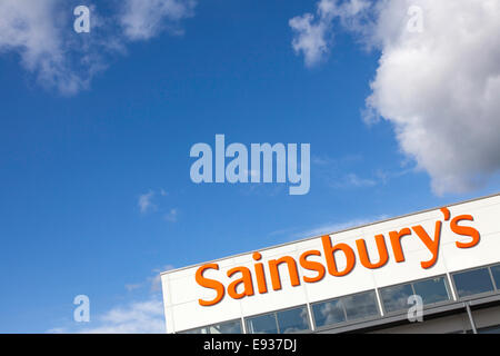 Sainsbury's store logo contre un ciel bleu, England, UK Banque D'Images