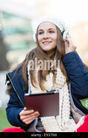 Portrait of teenage girl listening music Banque D'Images