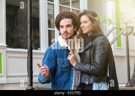 Couple en visite à Paris Banque D'Images