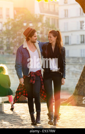 Couple en visite à Paris Banque D'Images