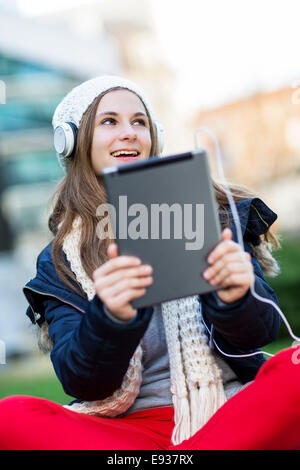 Portrait of teenage girl listening music Banque D'Images