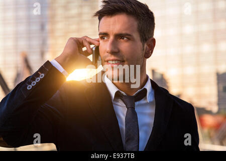 Businessman using mobile phone Banque D'Images