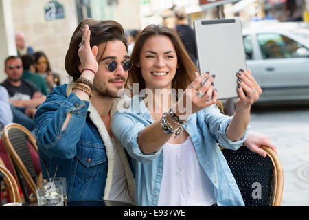 Couple en visite à Paris Banque D'Images