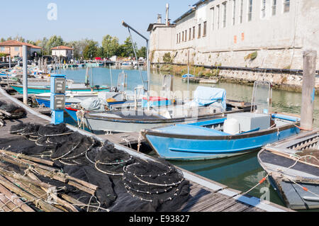 Les filets de pêche, la nasse et bateaux de pêche dans le lagon. Marano - Italie Banque D'Images