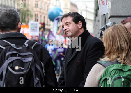 Comédien et activiste Mark Thomas au TUC et de démonstration mars dans le centre de Londres Banque D'Images