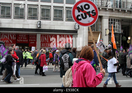 Les manifestants sur un TUC défilé un magasin ayant une fermeture vente sur Piccadilly au coeur de Londres, UK Banque D'Images
