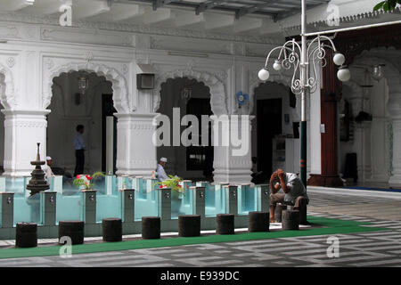 Un homme se lave avant de prier à la Jummah Masjid (mosquée) à Port Louis, Ile Maurice Banque D'Images