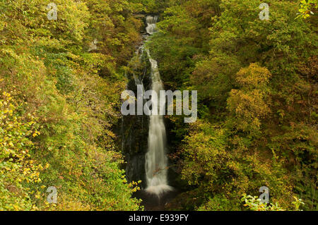 Bouchon verseur noir chute près de Pitlochry en automne Banque D'Images