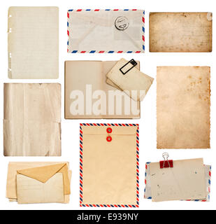 Ensemble de vieilles feuilles de papier, livre, carte, enveloppe isolé sur fond blanc Banque D'Images