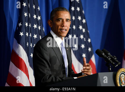 Washington, DC. 17 Oct, 2014. Le président des États-Unis Barack Obama parle lors de la Bureau de protection financière des consommateurs pour mettre en évidence les mesures prises par son administration et le secteur privé pour améliorer la sécurité avec plus de technologies sûres qu'une meilleure sécurisation des transactions et de protéger les données sensibles, le vendredi, Octobre 17, 2014 à Washington, DC. Crédit : Olivier Douliery/Piscine via CNP - PAS DE SERVICE DE FIL - Crédit : dpa/Alamy Live News Banque D'Images