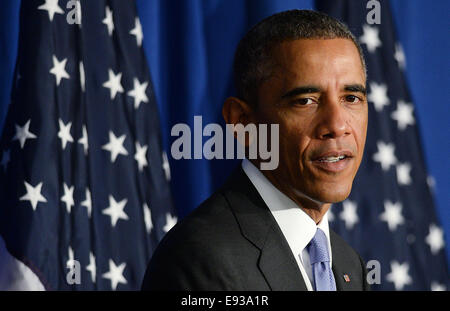 Washington, DC. 17 Oct, 2014. Le président des États-Unis Barack Obama parle lors de la Bureau de protection financière des consommateurs pour mettre en évidence les mesures prises par son administration et le secteur privé pour améliorer la sécurité avec plus de technologies sûres qu'une meilleure sécurisation des transactions et de protéger les données sensibles, le vendredi, Octobre 17, 2014 à Washington, DC. Crédit : Olivier Douliery/Piscine via CNP - PAS DE SERVICE DE FIL - Crédit : dpa/Alamy Live News Banque D'Images