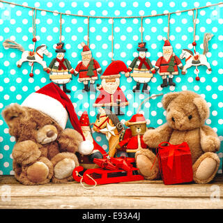 Décorations de Noël et jouets vintage avec nounours. arrière-plan vacances nostalgique Banque D'Images