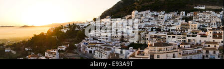 Panorama du village blanc de Mijas, avec le coucher du soleil, Andalousie, Espagne Banque D'Images