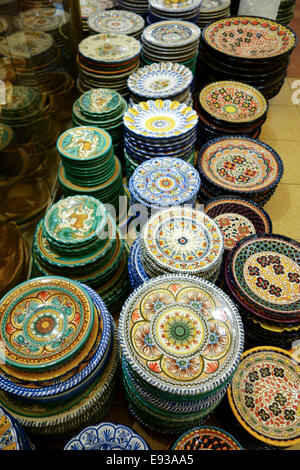 Atelier de poterie et céramique espagnole avec les plaques sur l'affichage à Mijas, Andalousie, Sud de l'Espagne. Banque D'Images