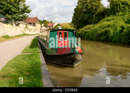 Voir d'étroites bateau amarré à quai sur canal au petit village touristique sur la rivière Avon Banque D'Images