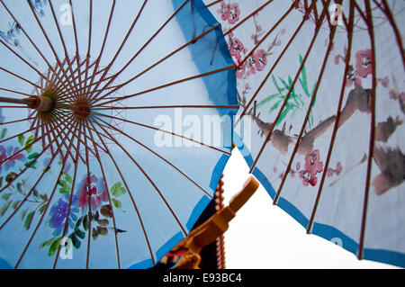 Close up horizontale de la face inférieure du papier huile décoratives de parasols. Banque D'Images