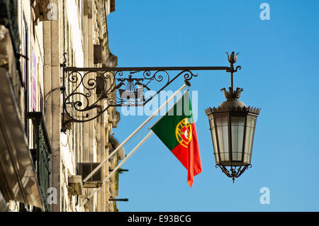 Vue horizontale d'une lumière en fer forgé décoratif et le drapeau national sur le côté Banque D'Images