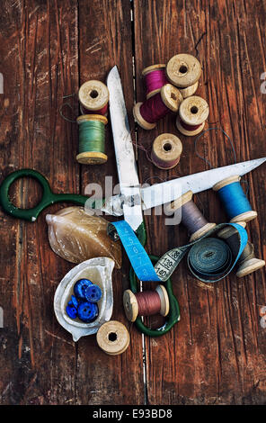 Série de fils de différents types, couleurs et longueurs sur fond de bois Banque D'Images