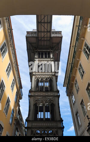 Vue de près vertical Elevador de Santa Justa à Lisbonne. Banque D'Images