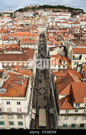 Vue aérienne verticale de la Rua de Santa Justa dans le centre de Lisbonne. Banque D'Images