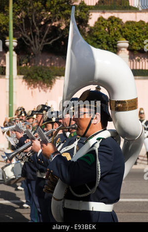 Portrait vertical d'un musicien à l'orchestre militaire relève de la garde à Belém, Lisbonne. Banque D'Images