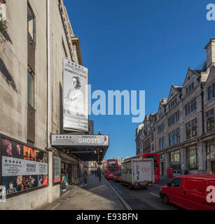 Fantômes d'Ibsen à Trafalgar Studios à Whitehall, le centre de Londres avec la circulation automobile et ciel bleu Banque D'Images