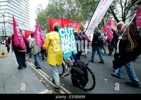 Londres, Royaume-Uni. 18 octobre 2014. Des milliers de manifestants ont pris part à une augmentation des salaires de la Grande-Bretagne a besoin d'une marche organisée par le TUC (Trade Union Européenne exigeant l'augmentation du salaire de base et de meilleures conditions de vie : Crédit amer ghazzal/Alamy Live News Banque D'Images