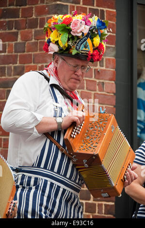 Portrait vertical traditionnel de North-West Morris joue un musicien melodeo Banque D'Images