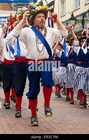 Portrait vertical traditionnel de North-West Morris Dancers effectuant une danse formation Banque D'Images