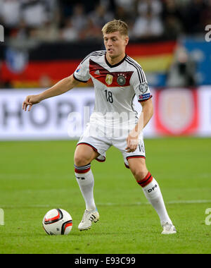 Geselnkrichen, Allemagne. 14Th Oct, 2014. Toni Kroos de l'Allemagne en action au cours de l'UEFA EURO 2016 football match de qualification entre l'Allemagne et l'Irlande en Geselnkrichen, Allemagne, 14 octobre 2014. Photo : Thomas Eisenhuth/dpa/Alamy Live News Banque D'Images