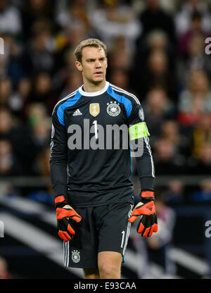 Geselnkrichen, Allemagne. 14Th Oct, 2014. Le gardien Manuel Neuer réagit au cours de l'UEFA EURO 2016 football match de qualification entre l'Allemagne et l'Irlande en Geselnkrichen, Allemagne, 14 octobre 2014. Photo : Thomas Eisenhuth/dpa/Alamy Live News Banque D'Images