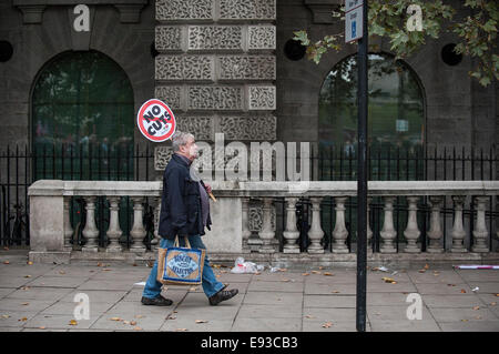 Londres, Royaume-Uni. 18 octobre 2014. "La Grande-Bretagne a besoin d'un Payrise' UN TUC manifestation nationale dans le centre de Londres. Un manifestant promenades le long de la digue pour rejoindre la manifestation. Photo : Gordon 1928/Alamy Live News Banque D'Images