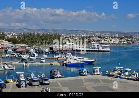 Jour d'été ensoleillé occupé au port de Paphos avec ciel bleu des bateaux et des gens Banque D'Images