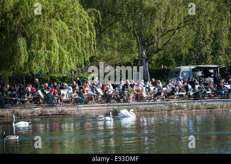 Beau temps dans le Marble Arch et Hyde Park. Où : London, Royaume-Uni Quand : 15 Avr 2014 Banque D'Images