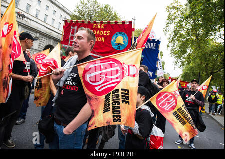 Londres, Royaume-Uni. 18 octobre 2014. "La Grande-Bretagne a besoin d'un Payrise' UN TUC manifestation nationale dans le centre de Londres. Les membres de la Brigade d'incendie pour l'attente de l'Union mars au départ de l'Embankment. Photo : Gordon 1928/Alamy Live News Banque D'Images