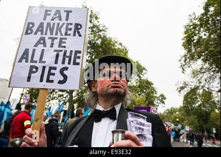 Londres, Royaume-Uni. 18 octobre 2014. "La Grande-Bretagne a besoin d'un Payrise' UN TUC manifestation nationale dans le centre de Londres. Un manifestant est titulaire d'une plaque que le mois de mars se prépare à partir de l'Embankment. Photo : Gordon 1928/Alamy Live News Banque D'Images