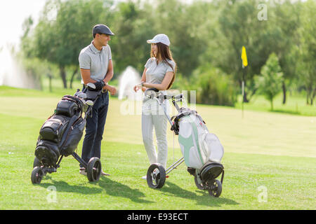 Jeune couple playing golf Banque D'Images